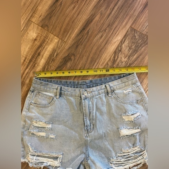 - Floerns  woman’s ripped raw hem high waisted demon shorts - Picture 4 of 9